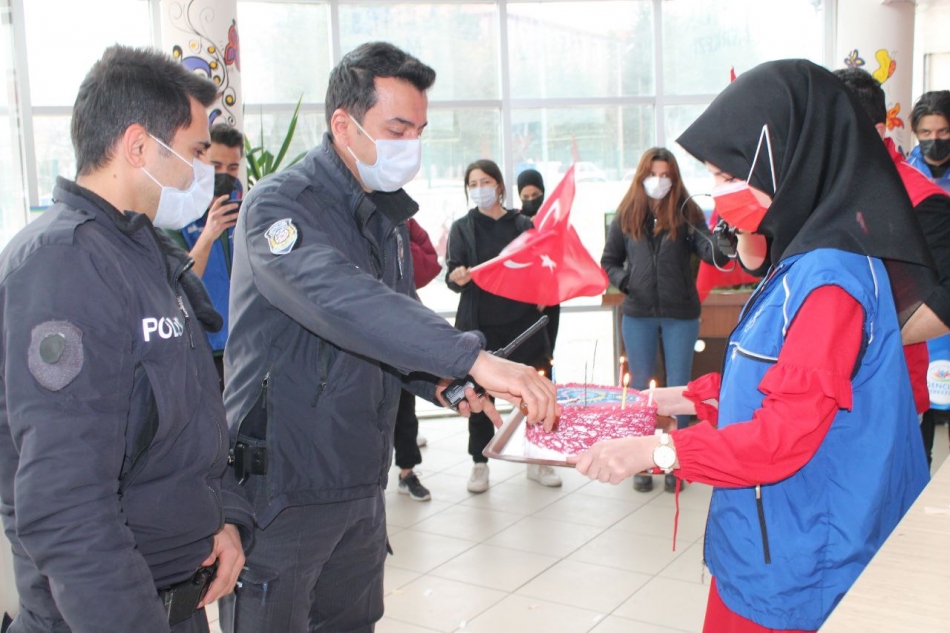 Gençlik Merkezi'nden polislere sürpriz