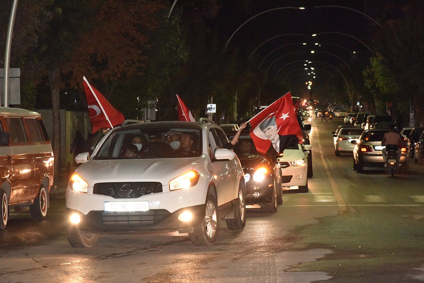 29 Ekim'e coşkulu kortej