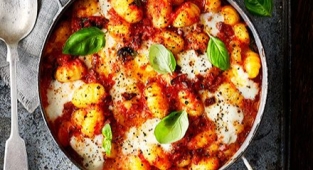 Chorizo & mozzarella gnocchi bake