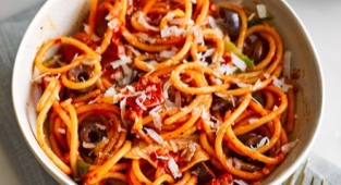 One-pan spaghetti with nduja, fennel & olives