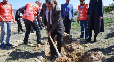 KMÜ Depremde hayatını kaybedenler anısına fidan dikti