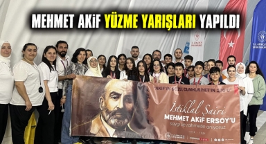 Yüzücüler madalyalarını aldı