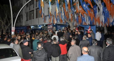 Karaman’da AK Parti seçim bürosu açıldı.