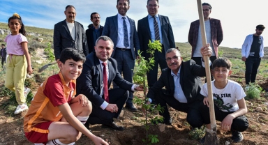 Depremden etkilenen çocuklar KMÜ'de fidan dikti