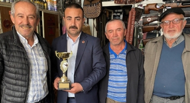 Esnaf çalışkan emekçi vekil adayına ödülü verdi