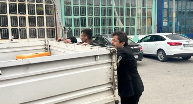 Milletvekili adayı Osman Sağlam çalışmayan aracı ittirdi