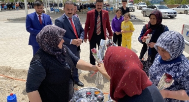 Soyfidan, yağmur duasında kadınlara gül dağıttı