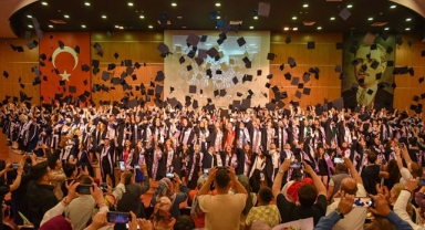 KMÜ'de öğrenciler kep attı