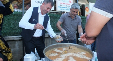 Karaman Esnaf Odaları Birliği’nden aşure ikramı