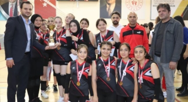 Yıldızlar Voleybolda kupalar sahiplerini buldu