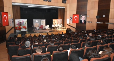 Necip Fazıl Kısakürek SBL Öğrencilerinden Usta Oyunculara Taş Çıkartan Sahne Performansı