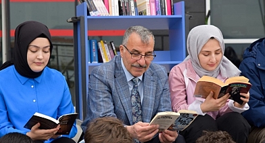 Rektör Gavgalı öğrencilerle kitap okudu