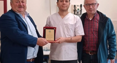 Yılın Doktoruna Ödül Muhtar Karaca'dan