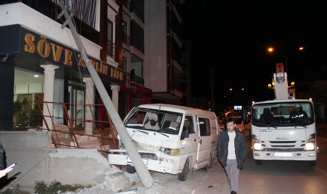 Aksaray'da minibüs elektrik direğine çarptı: 3 kişi yaralandı, sürücü kaçtı