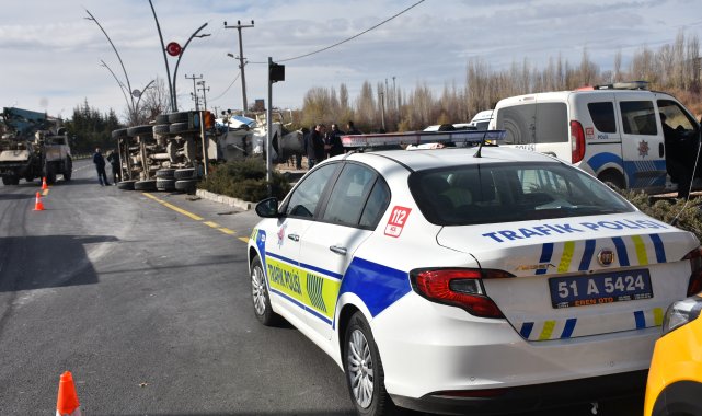 Kontrolden çıkan beton mikseri devrildi: 2 yaralı