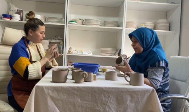 Seramik sanatçısı Merve, mesleğini öğrettiği annesiyle birlikte atölye kurdu