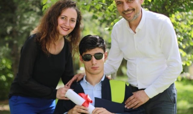 Serebral palsi hastası Umut, üniversiteyi onur belgesiyle bitirip, işe başladı