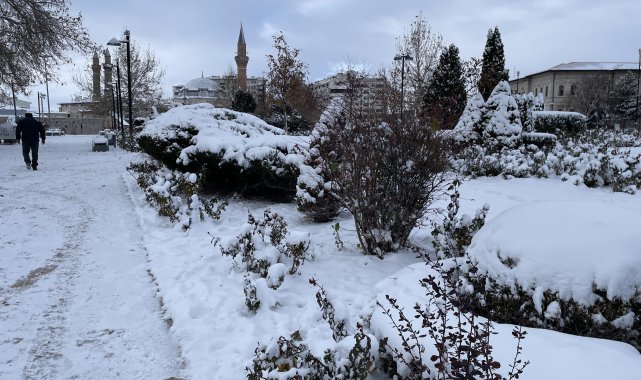 Sivas'ta 906 yerleşim yeri kardan ulaşıma kapandı