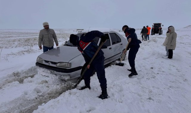 Yozgat'ta karda mahsur kalan vatandaşları jandarma kurtardı