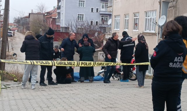 Annesiyle gönül ilişkisi olduğunu düşündüğü kişiyi tabancayla öldürdü