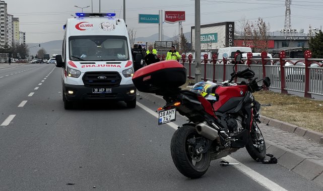 Bariyerlerden atlayıp yolun karşısına geçerken motosiklet çarptı; 2 yaralı