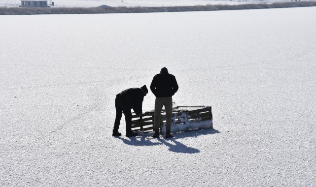Buz tutan göllerde 'Eskimo' usulü balık avı