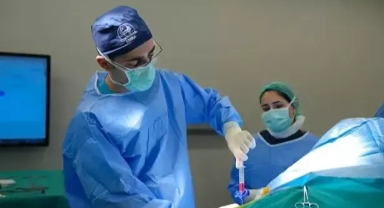 ‘Dizde kıkırdak yapısının bozulması ağrı, ses gelmesi ve şişme gibi belirtilerle ortaya çıkıyor’