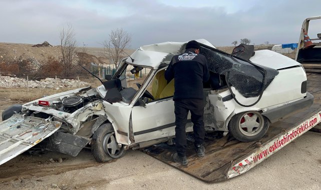 Eskişehir'de beton elektrik direği ve evin duvarına çarpan otomobilin sürücüsü öldü