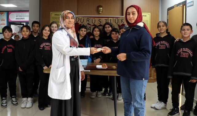 Evden getirdikleri meyveleri okulda satıp, SMA'lı Muhammed'e destek oldular
