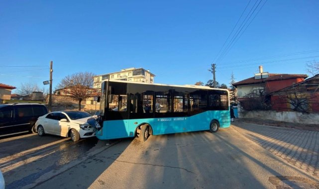 Halk otobüsü ile otomobil çarpıştı; 6 yaralı