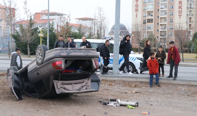 Kayseri'de devrilen otomobildeki 3 kişi yaralandı