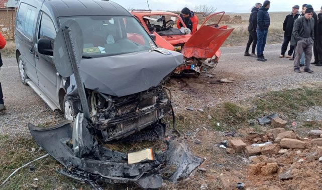 Kırşehir'de otomobil ile hafif ticari araç çarpıştı: 1'i ağır, 3 yaralı