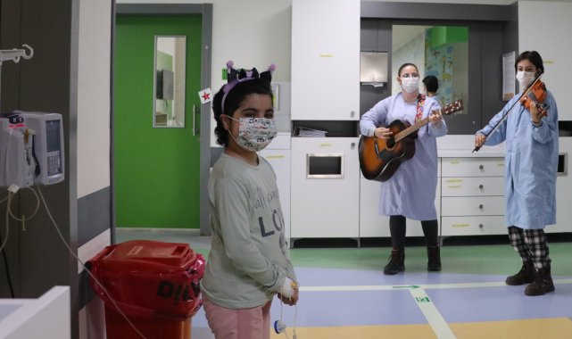 Lösemili çocuklar, üniversiteli gönüllülerin müzik dinletisi ile moral buluyor