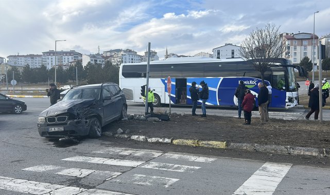 Yolcu otobüsü ile cip çarpıştı: 3 yaralı