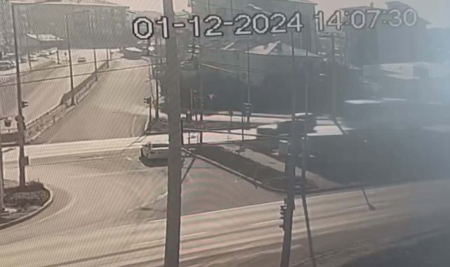 Yolcu otobüsü, kırmızı ışıkta bekleyen 2 araca çarptı; o anlar kamerada