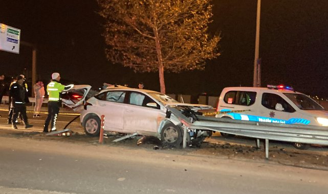 Ankara'da refüjdeki demir bariyerlere çarpan otomobilin sürücüsü öldü