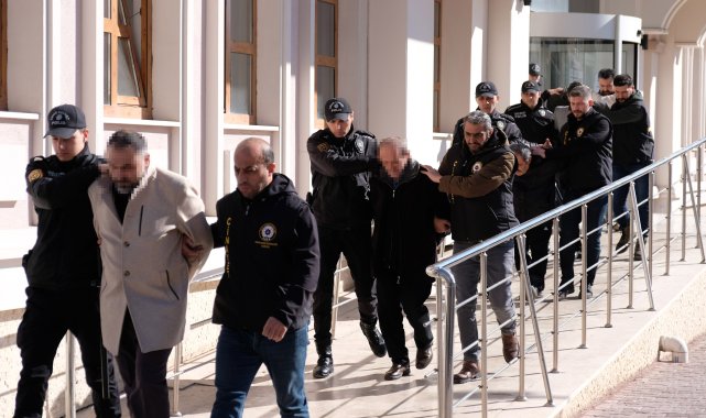Çöken 4 katlı binanın enkazında kalan 5 kişinin kaldığı dairenin zili çalışmıyormuş