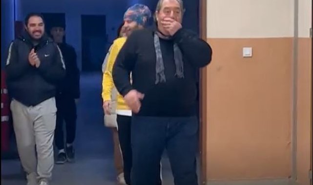 Emekliye ayrılan beden eğitimi öğretmenine alkışlı uğurlama