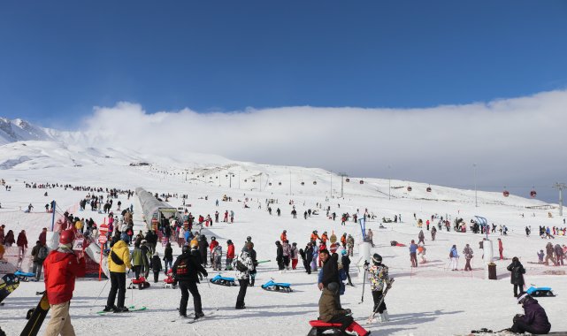 Erciyes Kayak Merkezi'nde hafta sonu yoğunluğu