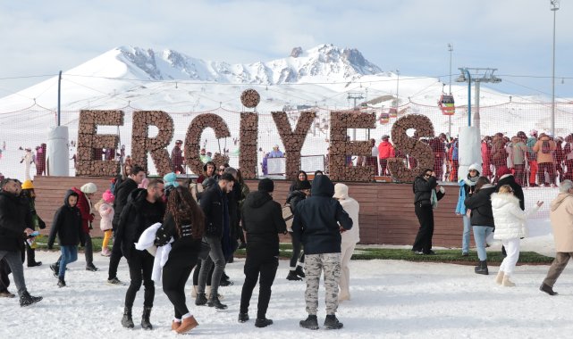Erciyes Kayak Merkezi'nde hafta sonu yoğunluğu