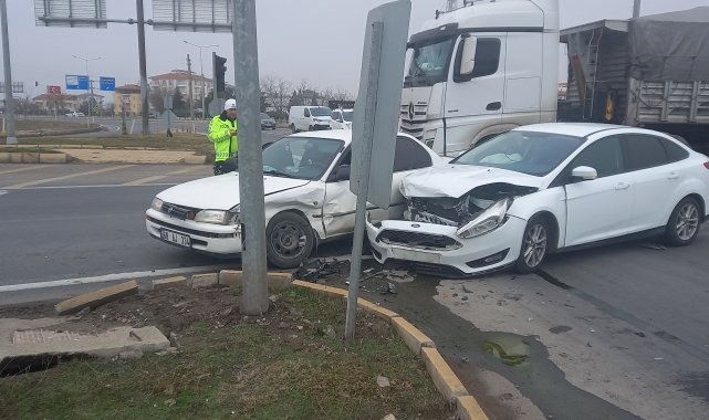 İki otomobil çarpıştı, anne ile 2 kızı yaralandı