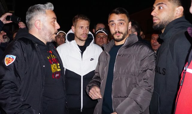 Kayserispor taraftarı kulüp tesislerinde futbolculara tepki gösterdi