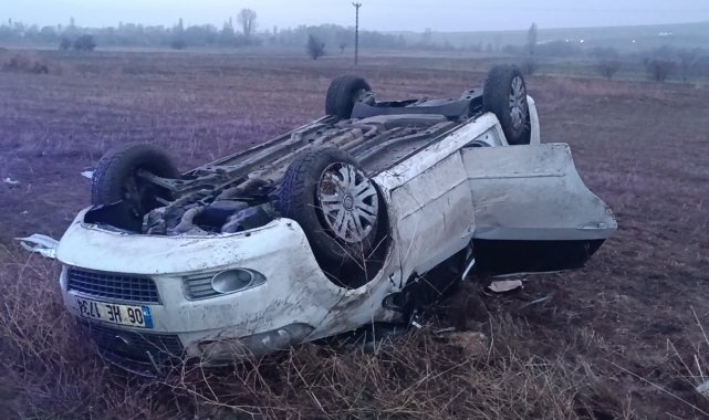 Kontrolden çıkan otomobil takla atıp boş araziye savruldu; 1 ölü, 4 yaralı