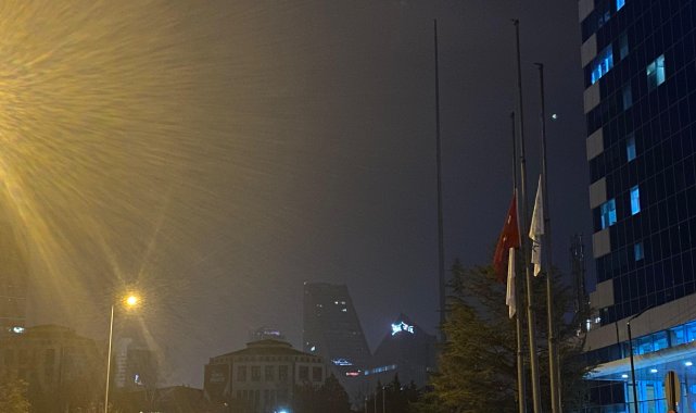 Milli yas nedeniyle bayraklar yarıya indirildi