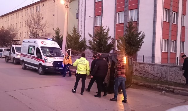 Polisin 'dur' ihtarına uymayan minibüsün çarptığı hafif ticari araç devrildi: 1 yaralı