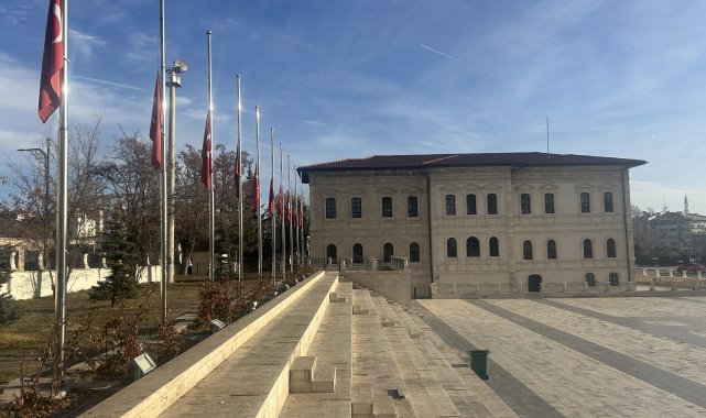 Sivas'ta yas nedeniyle bayraklar yarıya indirildi