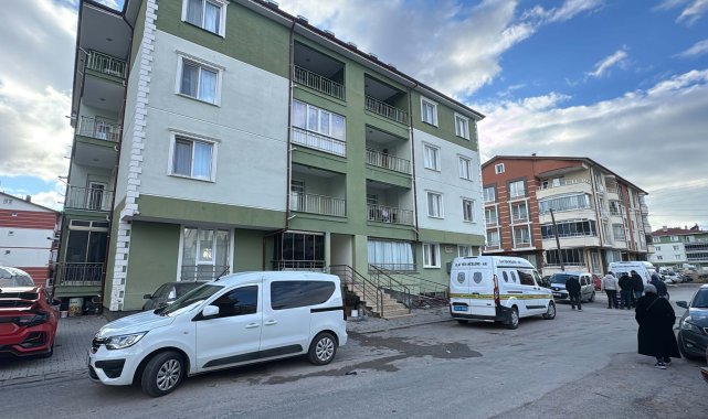 Banyoda başına sert cisimle vurularak öldürülmüş halde bulundu: 3 arkadaşı tutuklandı