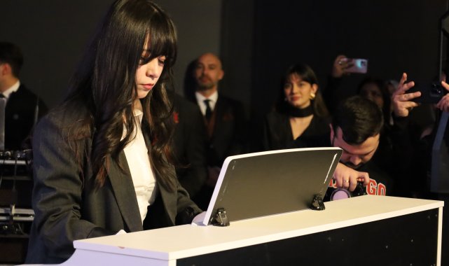 Depremde annesi ve kardeşini kaybeden Dicle Hayat, piyanosuyla hayata tutundu