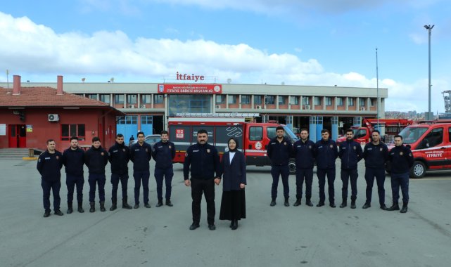 Depremzede avukat, kurtarıcılarıyla buluştu