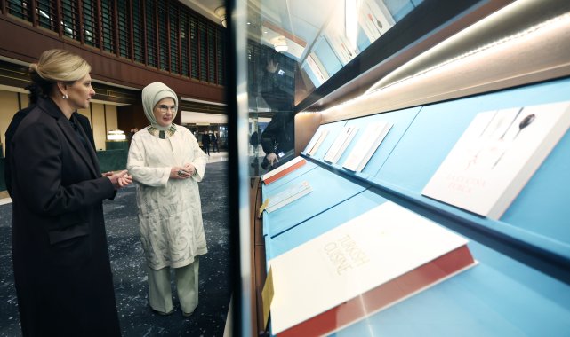 Emine Erdoğan ile Ukrayna Devlet Başkanının eşi Zelenska Millet Kütüphanesi'ni ziyaret etti - Yeniden